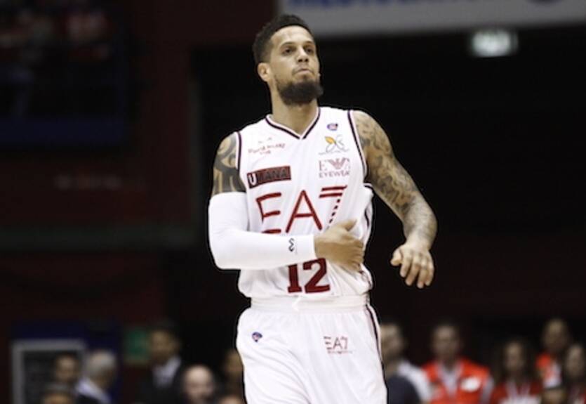 Армани Джинс будет платить Хэкетту меньше