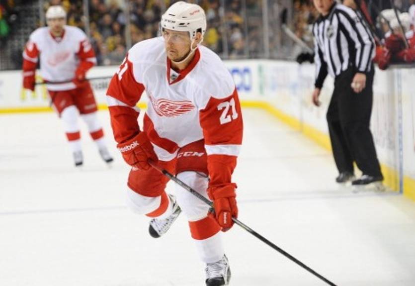 НХЛ. Детройт продлевает Татара