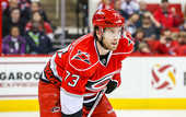 НХЛ. Каролина переподписала защитника
