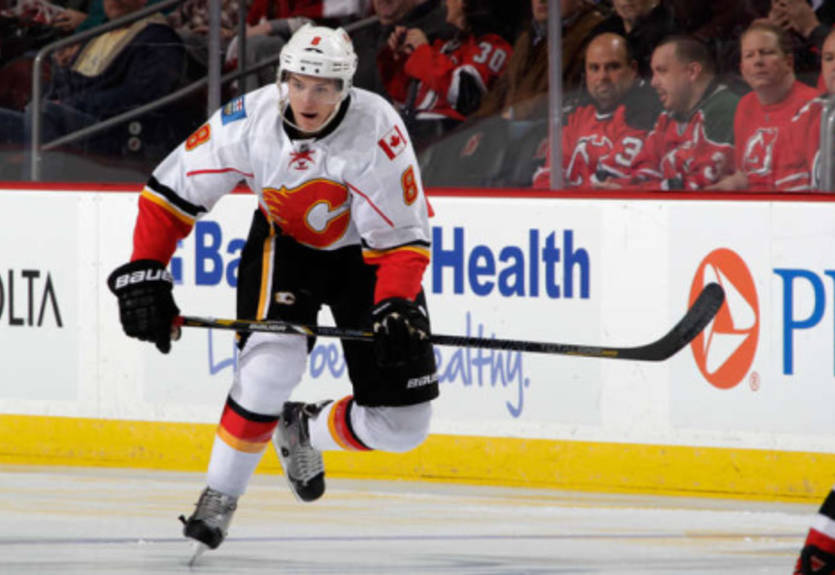 НХЛ. Калгари: переоформлен контракт с форвардом