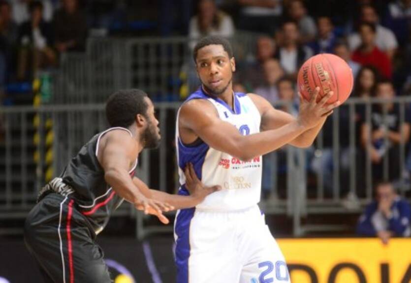 Армани Джинс подписал Реджлэнда