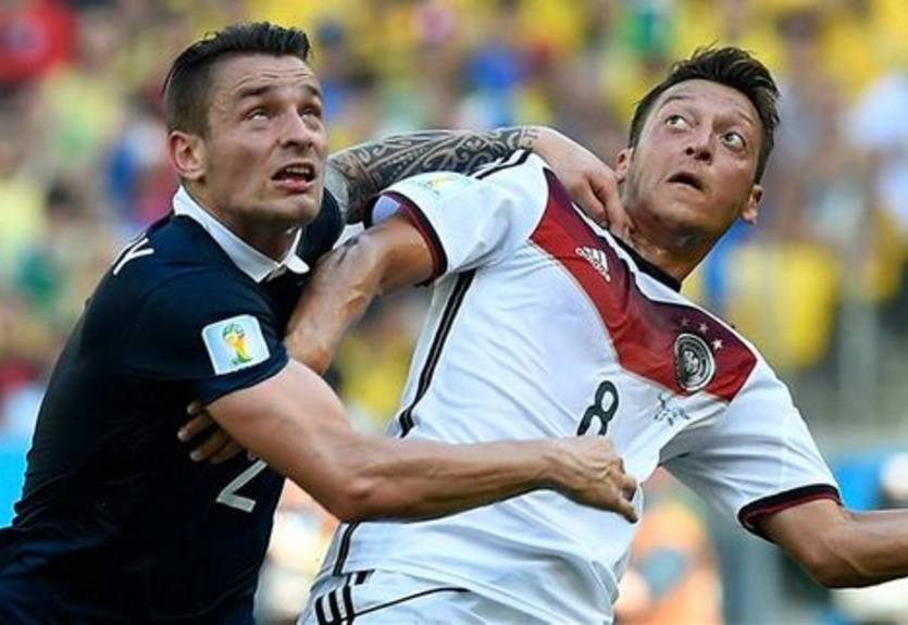 Легенда немецкого футбола обрушилась на Езила