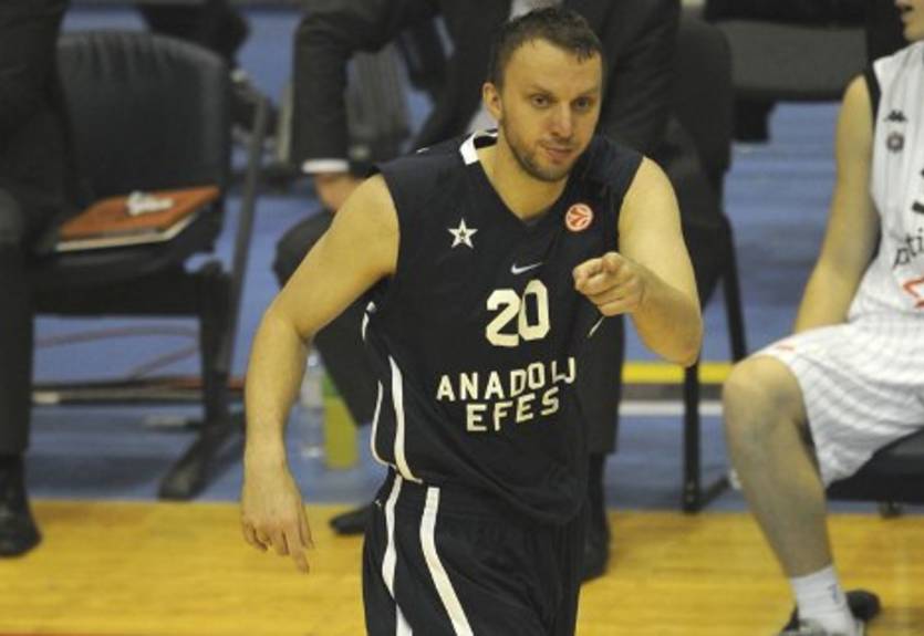 Анадолу Эфес продолжает чистку рядов