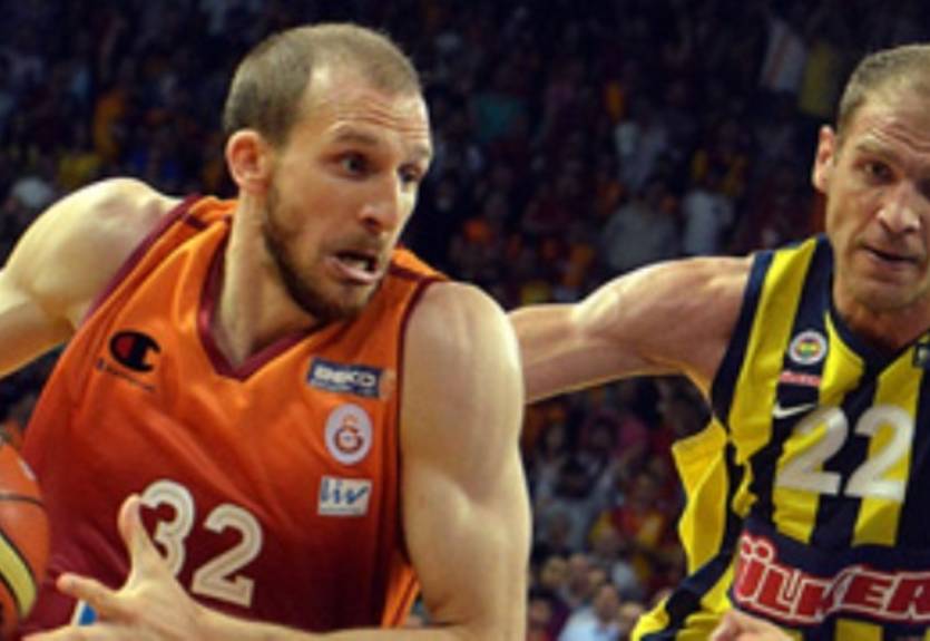 Турция. Галатасарай сравнивает счет в серии с Фенербахче