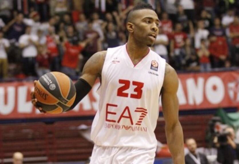 Италия. Армани Джинс переигрывает Сассари и смотрит в финал