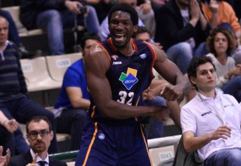 Армани Джинс пытается перехватить центрового римского Виртуса