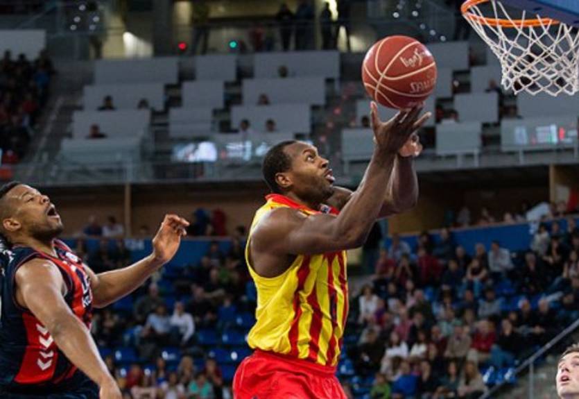 Лига Эндеса. Барселона уже в полуфинале, Валенсия уступает Кахасолу