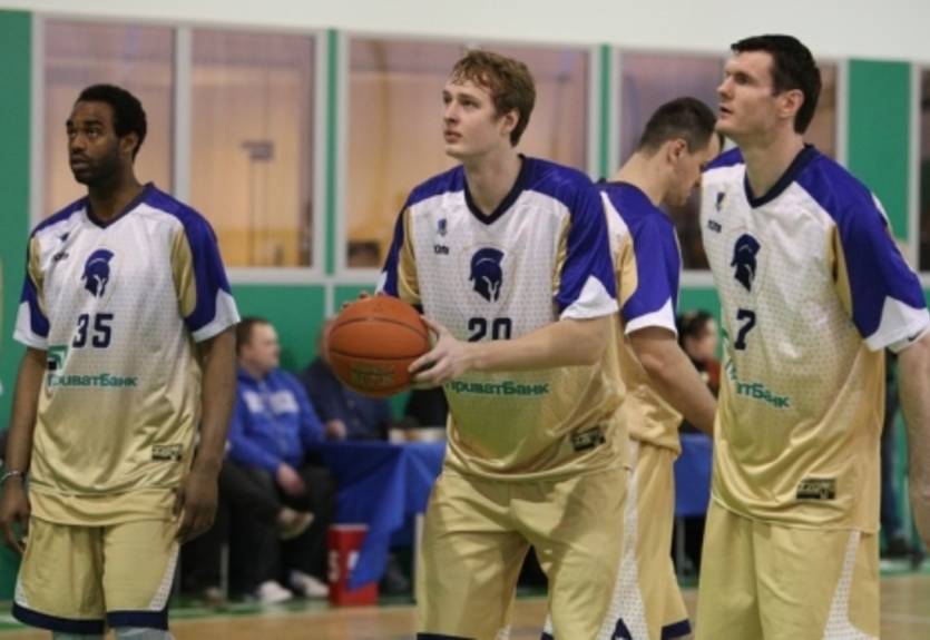 Будивельник продолжает издеваться над болельщиками