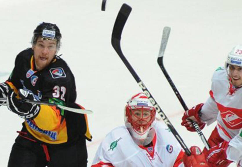 КХЛ. Семенов дисквалифицирован на один матч, Монс — на два