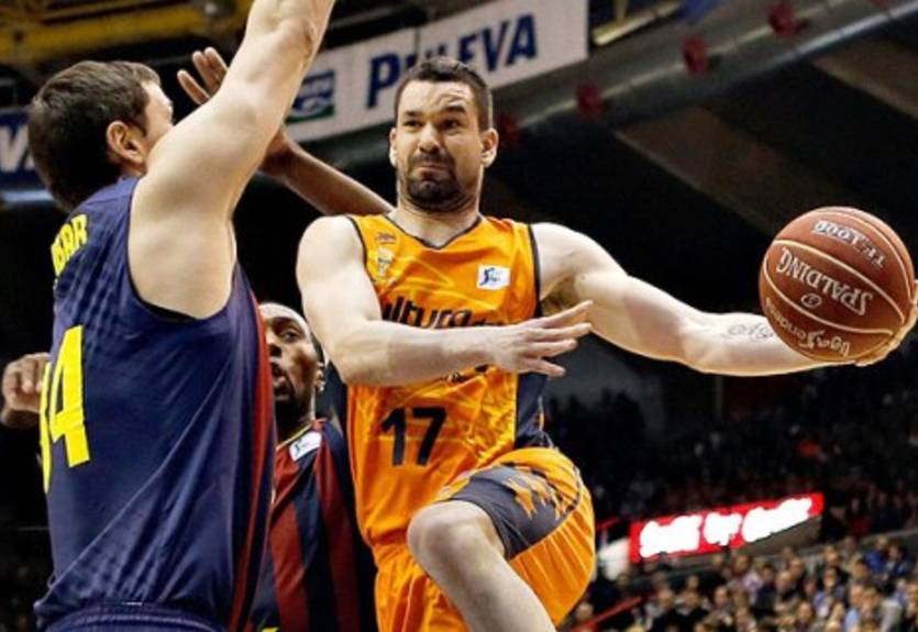 Лига Эндеса. Валенсия переиграла Барселону, сотня от Реала