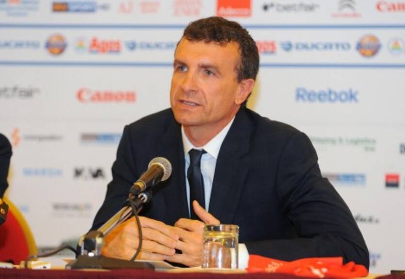 Армани Джинс будет искать разыгрывающего