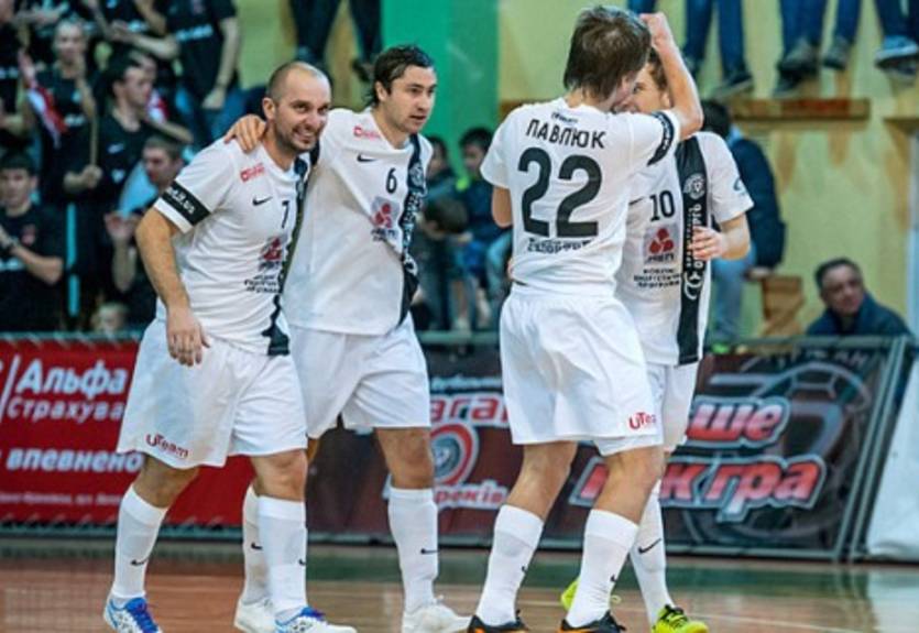 Футзал. Победы Еначки и Энергии, Ураган бьет Локо