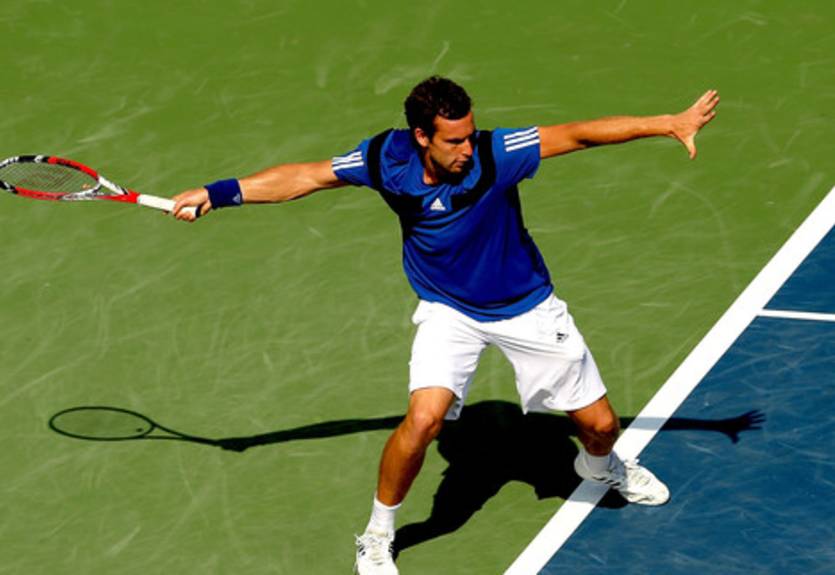 Гулбис празднует победу на турнире в Санкт-Петербурге