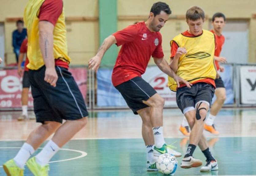 Футзал. Ураган проведет двусторонку