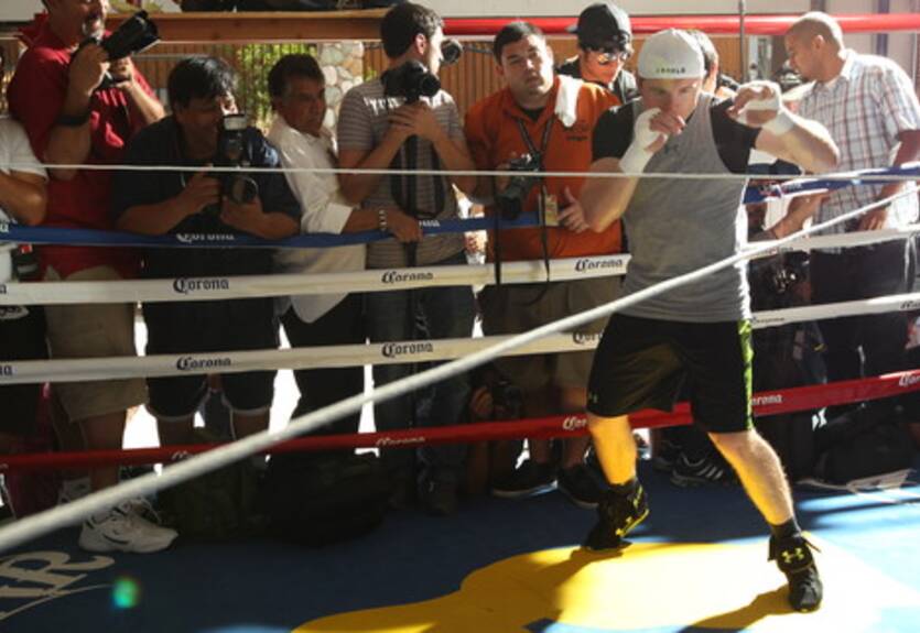 Альварес: "Мейвезер использует локти и предплечья"