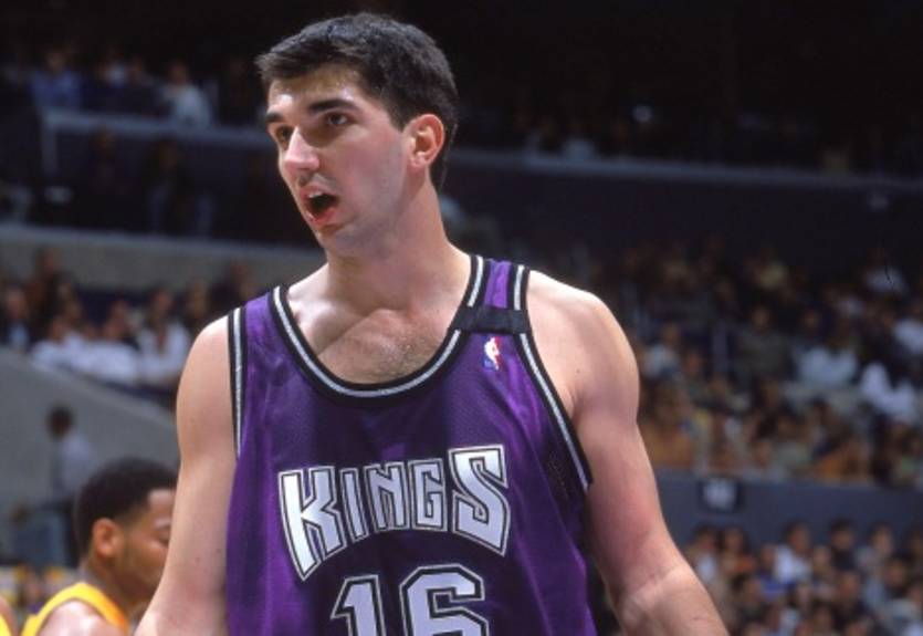 НБА. Сакраменто увековечит номер Стояковича