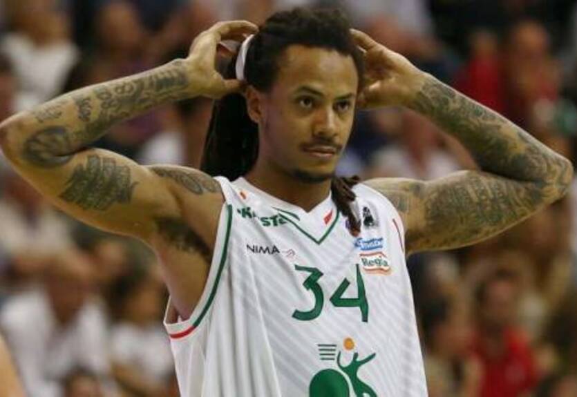 Олимпия, УНИКС, Олимпиакос и Эфес открыли охоту на Мосса