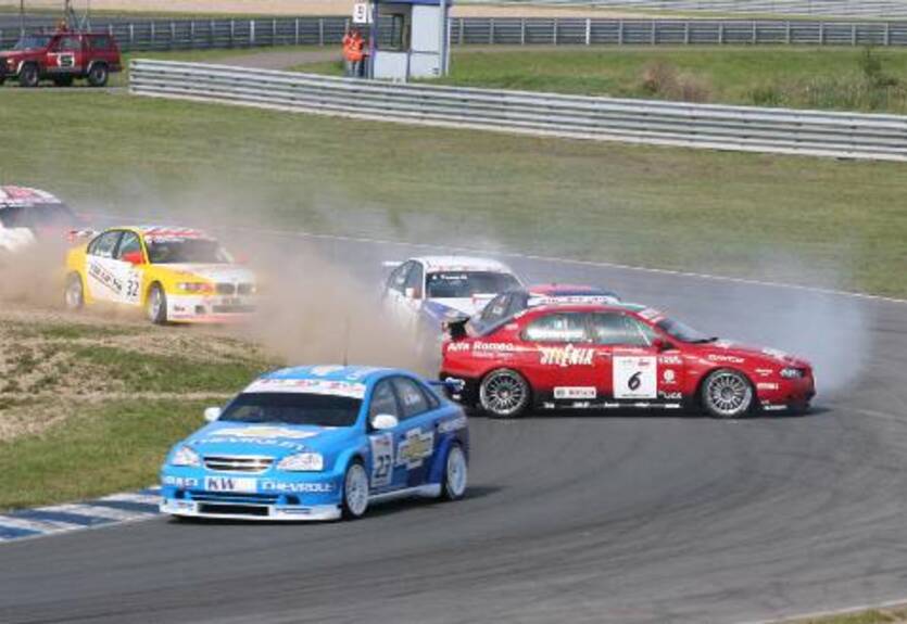 WTCC. Зальцбург. Мюллер на поуле, Хафф в тройке