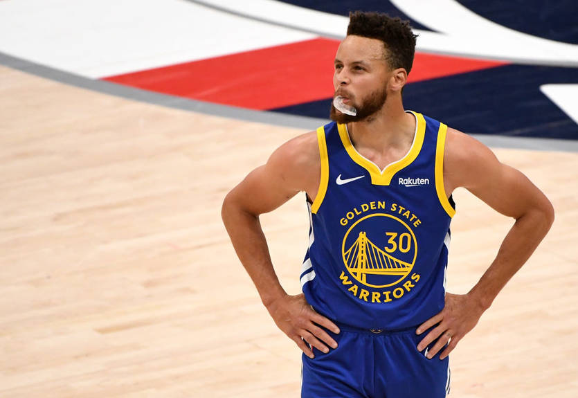 Карри гневно наорал на арбитра, который не зафиксировал на нем фол