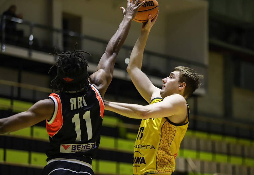 Суперлига: Днепр проиграл Химику, Киев-Баскет досрочно выиграл регулярный чемпионат