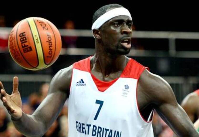 Официально: Попс — в Армани Джинс, Д.Иванов — в Варезе