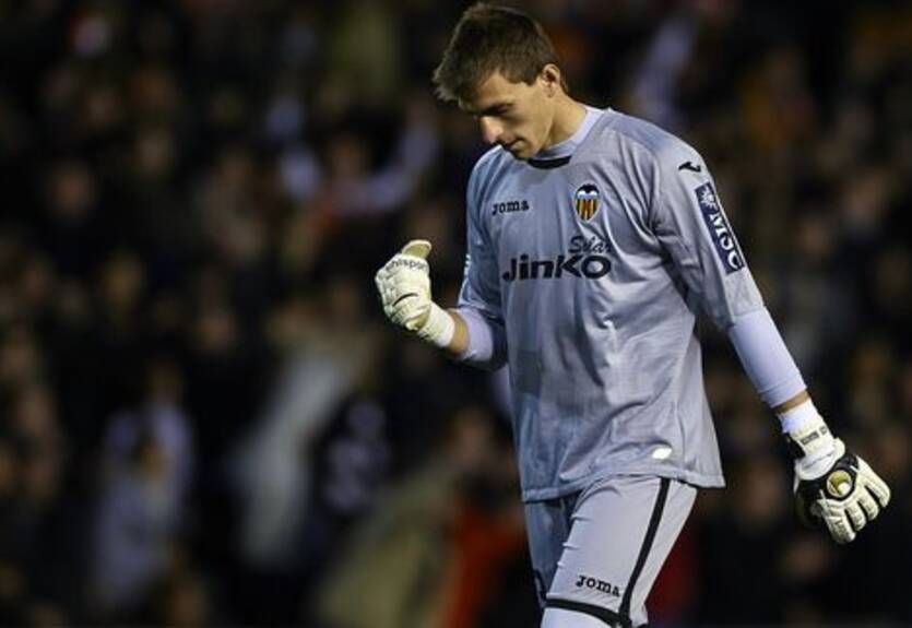 Барселона: Вальдеса заменит только испанец