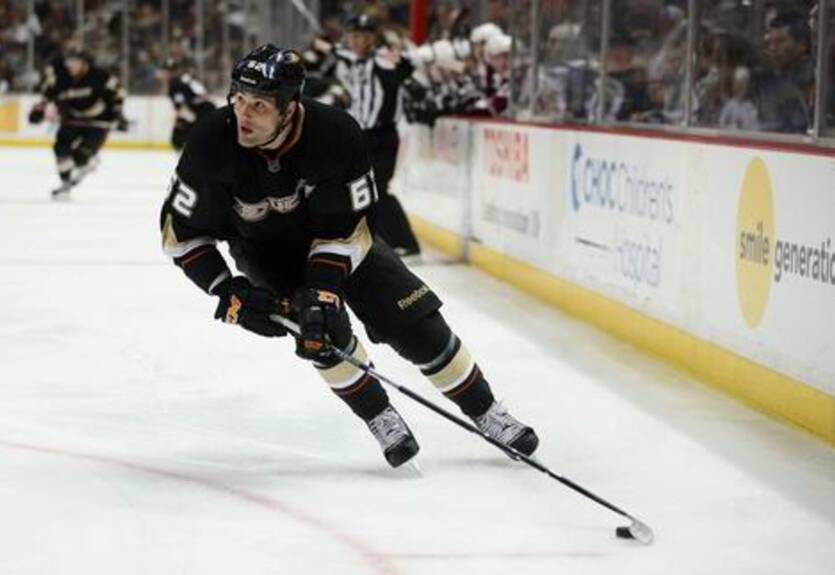 НХЛ. Анахайм переподписал форварда