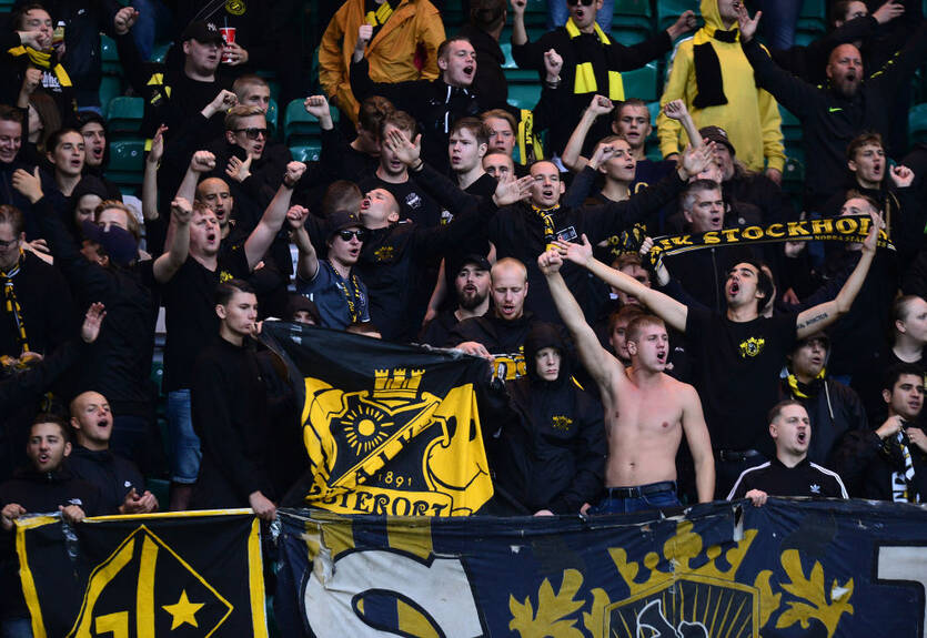 Фанаты шведского клуба устроили фанатскую трибуну в торговом центре