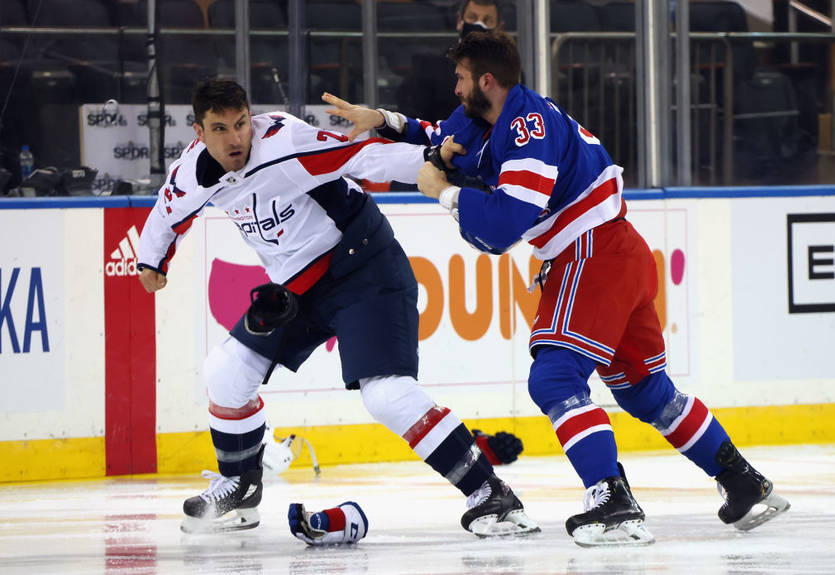 Ледовое побоище: Рейнджерс и Вашингтон устроили драку на старте матча