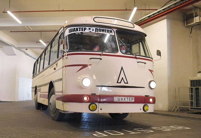 Шахтер приехал на матч с Ингульцом на ретро-автобусе