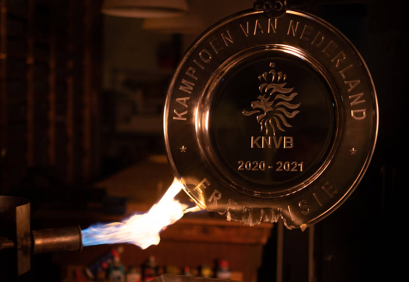 Аякс расплавил чемпионский трофей и сделал памятные звезды для фанатов