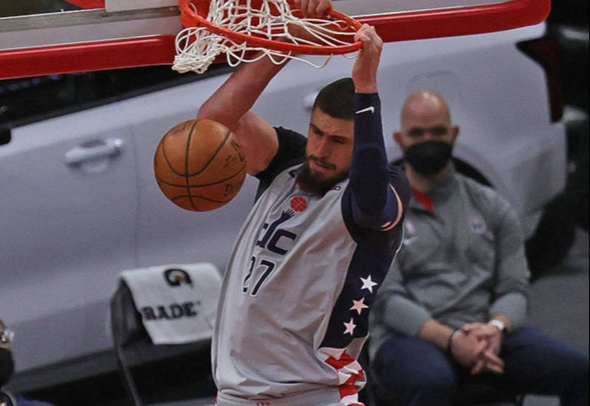 Мощный данк Алексея Леня - среди лучших моментов дня в НБА