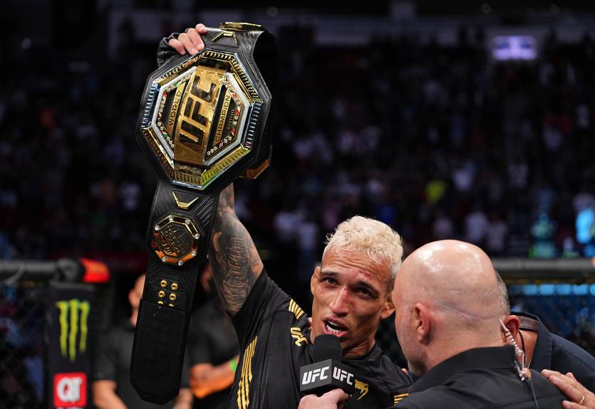 Оливейра нокаутировал Чендлера и завоевал пояс UFC Оливейра нокаутировал Чендлера и завоевал пояс UFC