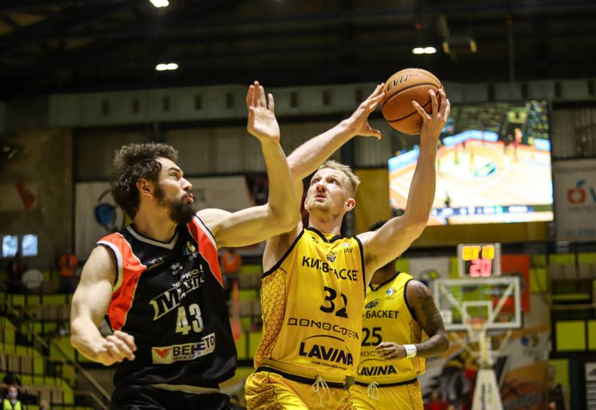 Данк Близнюка, блок от Янга - среди лучших моментов первых игр плей-офф Суперлиги