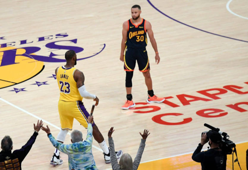 Потрясающие трехочковые Карри и ЛеБрона - среди лучших моментов дня в НБА