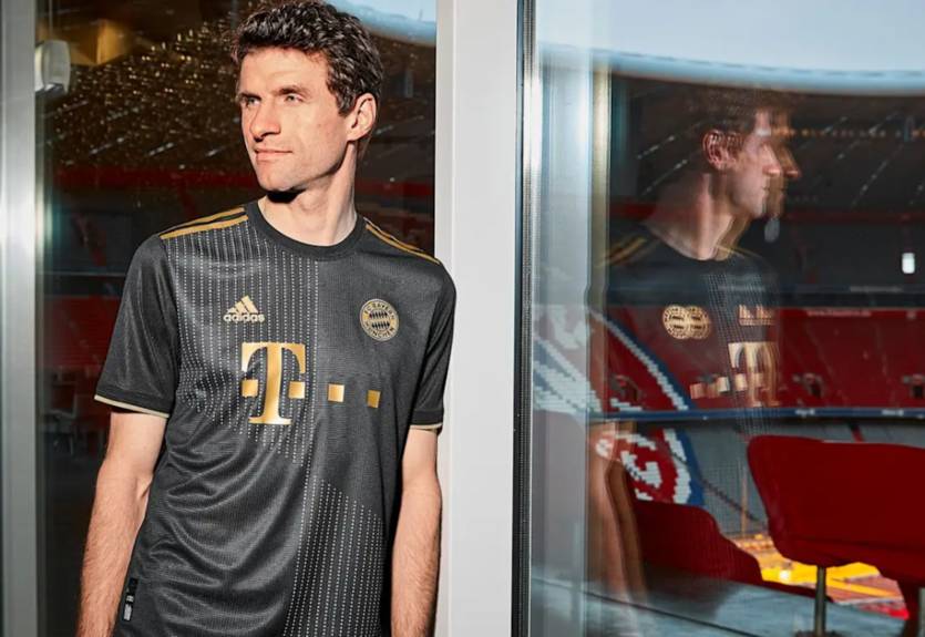 Бавария презентовала черную гостевую форму с золотыми элементами