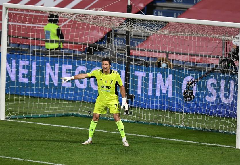 Буффону предложили необычный контракт, включающий пирожные и билеты в музей