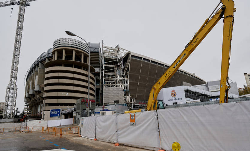 Стадион Сантьяго Бернабеу во время реконструкции / Getty Images
