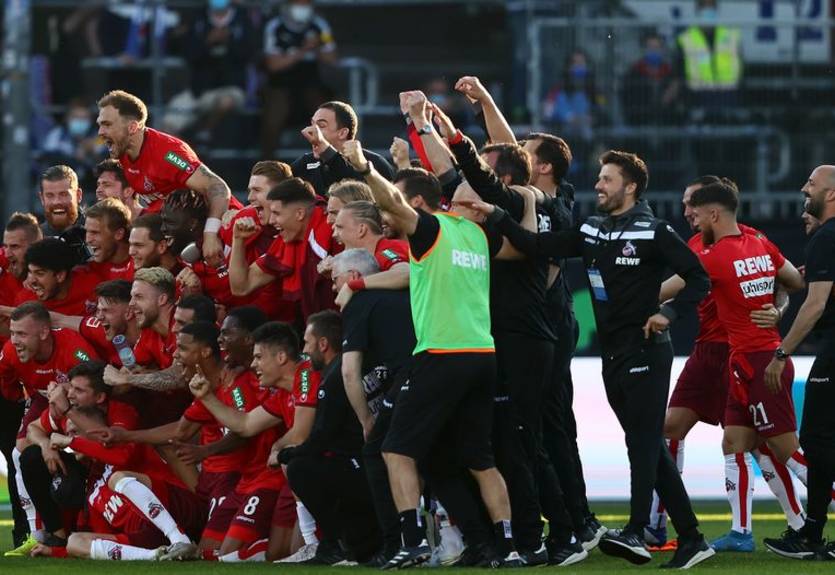 Кельн благодаря разгромной победе над Хольштайн Киль остался в Бундеслиге
