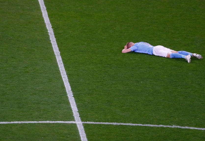 Зинченко снял медаль финалиста ЛЧ после награждения