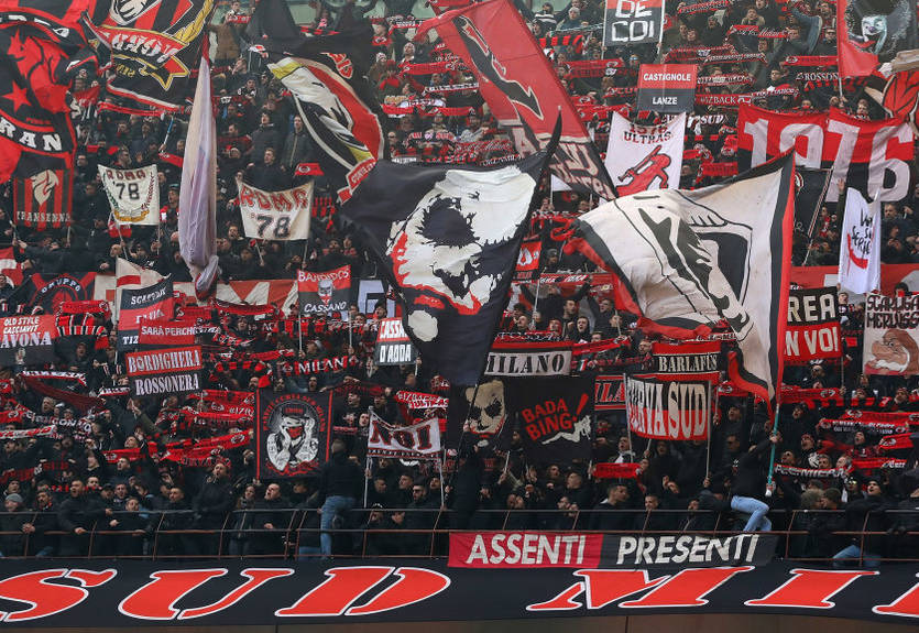 Болельщики Милана устроили огненное шоу возле офиса клуба