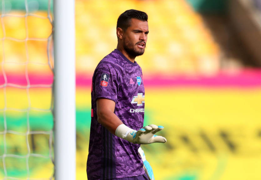 Манчестер Юнайтед расстался с двумя голкиперами