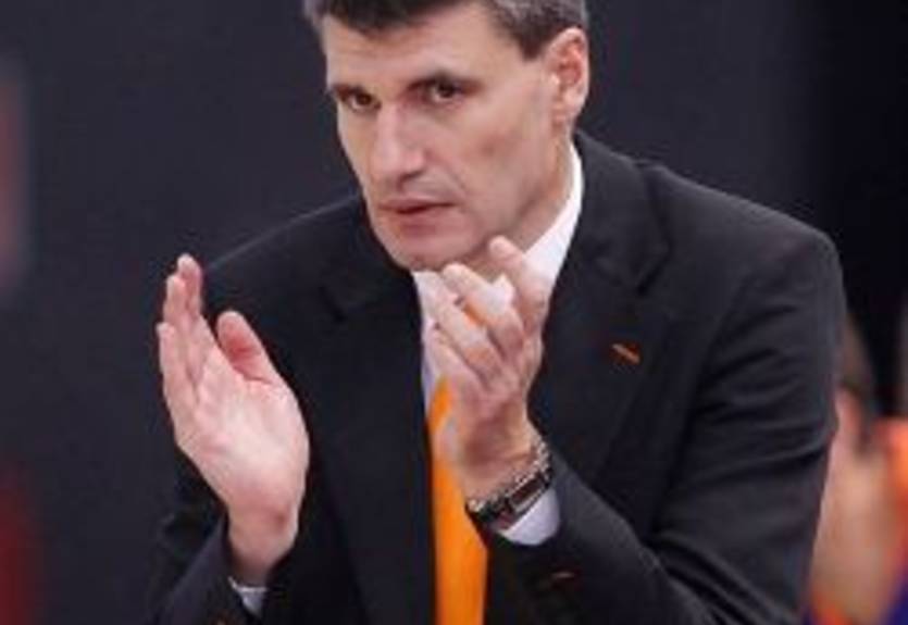 Валенсия продлевает контракт с тренером