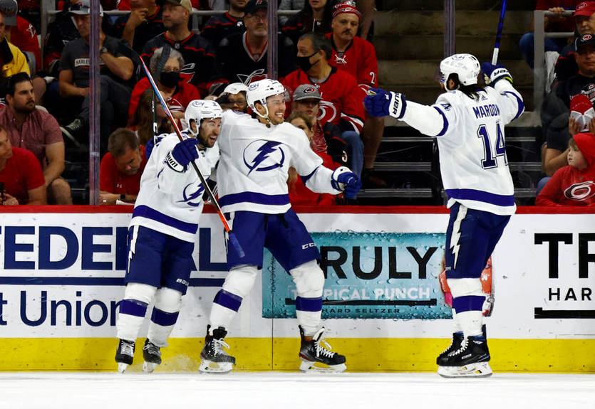 Кубок Стэнли: Тампа выиграла серию у Каролины, Вегас в овертайме дожал Колорадо