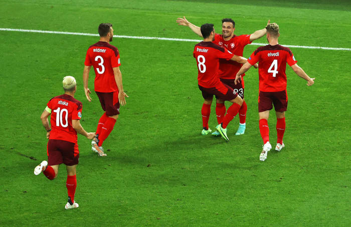 Игроки сборной Швейцарии празднуют гол