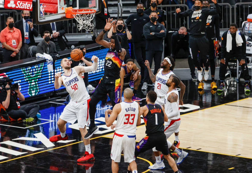 НБА: Финикс на последней секунде вырвал победу над Клипперс и удвоил преимущество в серии