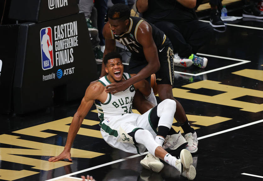 Адетокумбо травмировал колено в матче финальной серии Востока против Атланты