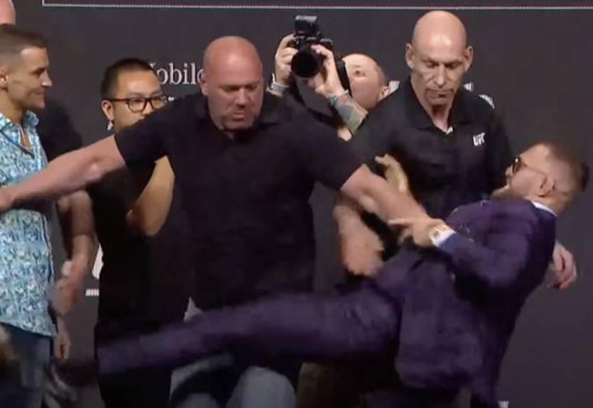 Макгрегор попытался ударить Порье на дуэли взглядов Макгрегор попытался ударить Порье на дуэли взглядов