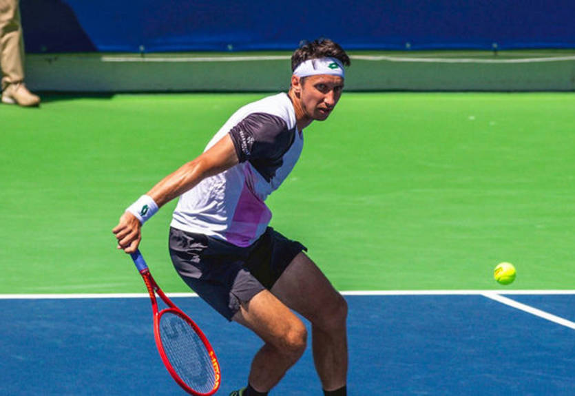 Стаховский зачехлил ракетку во втором круге турнира ATP в Нур-Султане