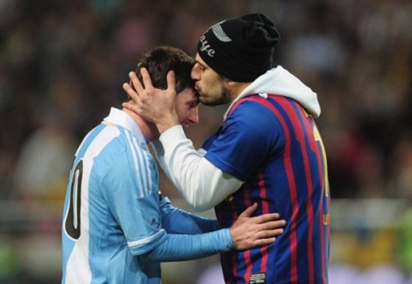 Фан затискал и зацеловал Месси во время матча сборной + ВИДЕО